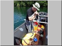 Unser Technikleiter L.I. (Bernd) kümmerte sich um die Befestigung des Sonars auf dem Boot und unsere Ausstattung mit Bojen, Maßbändern, Leinen, etc.
